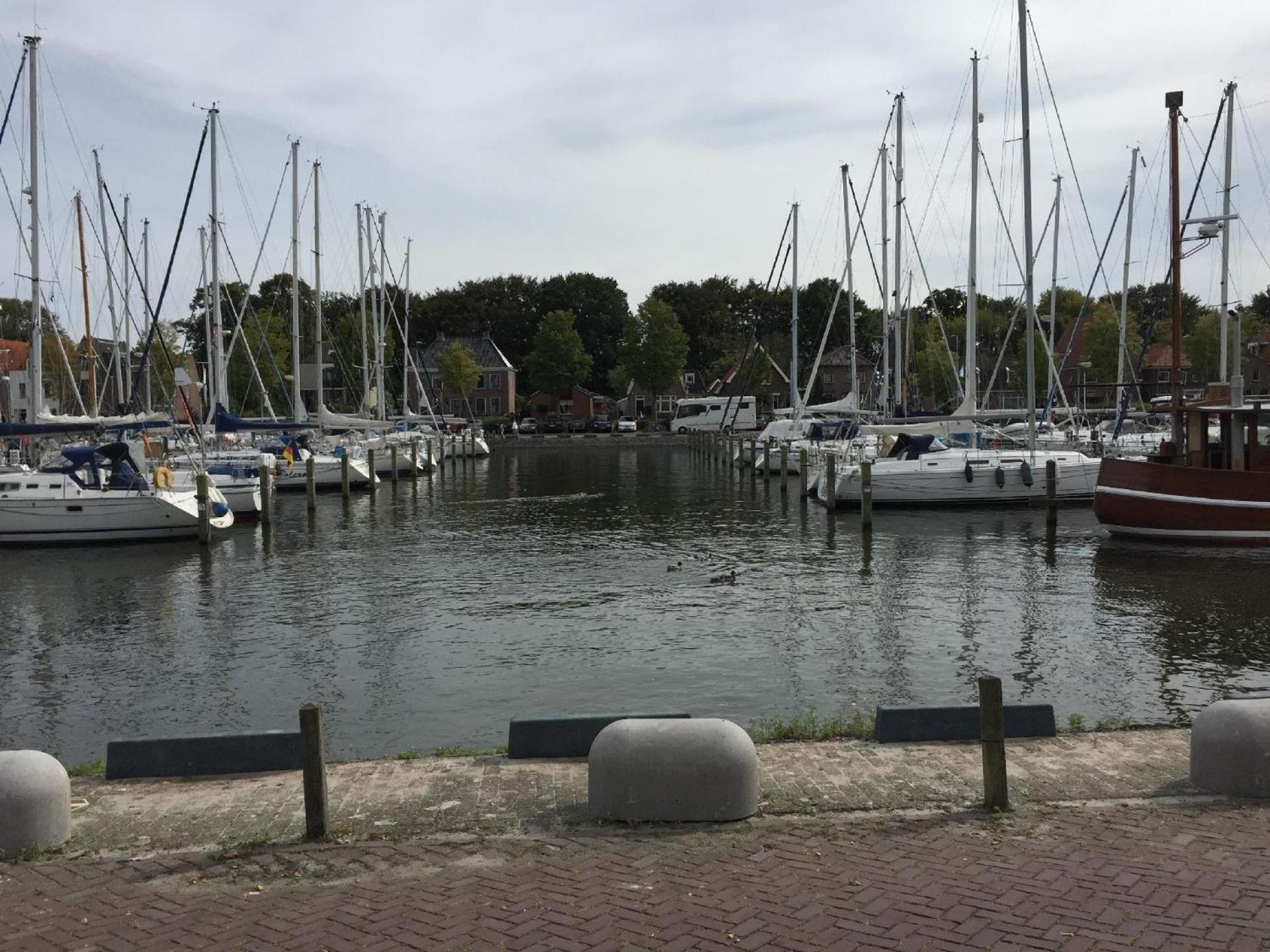 Chalet op Zee in Wervershoof mit Seeblick und Terrasse mit eigenen Zugang zum Wasser