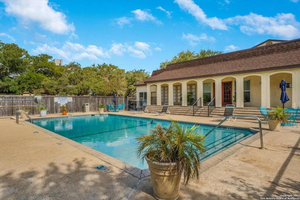 Las Sombras #905 Stylish condo with Pool, close NE Hosp, Fort SH, Randall AFB view 4
