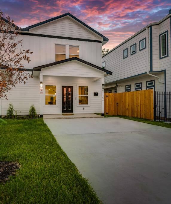 Lé Luxe Maison -3BR 2 BA- Medical Center and Downtown HTX - Gated view 3