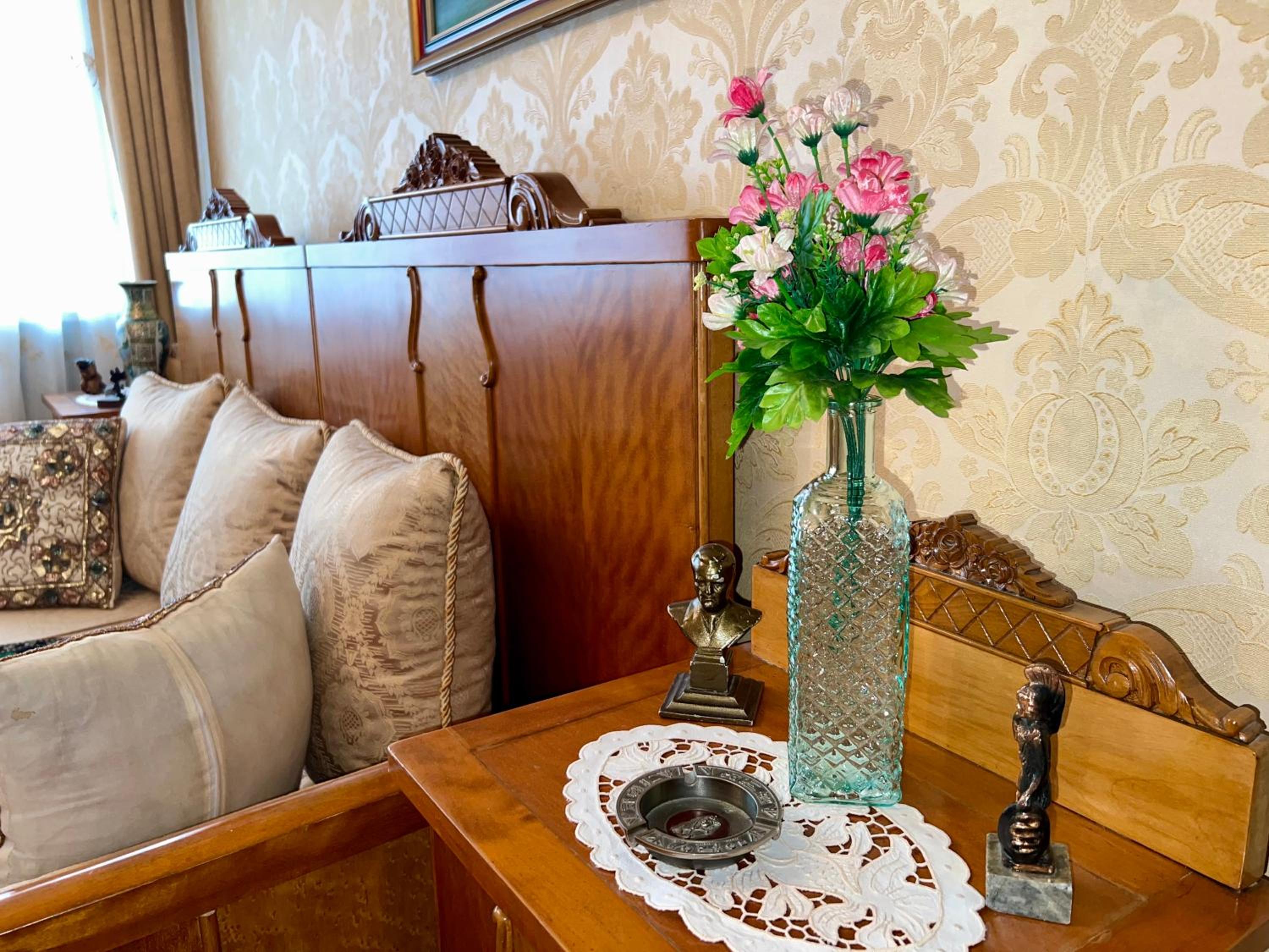 Residential Old Town Villa with Private Parking