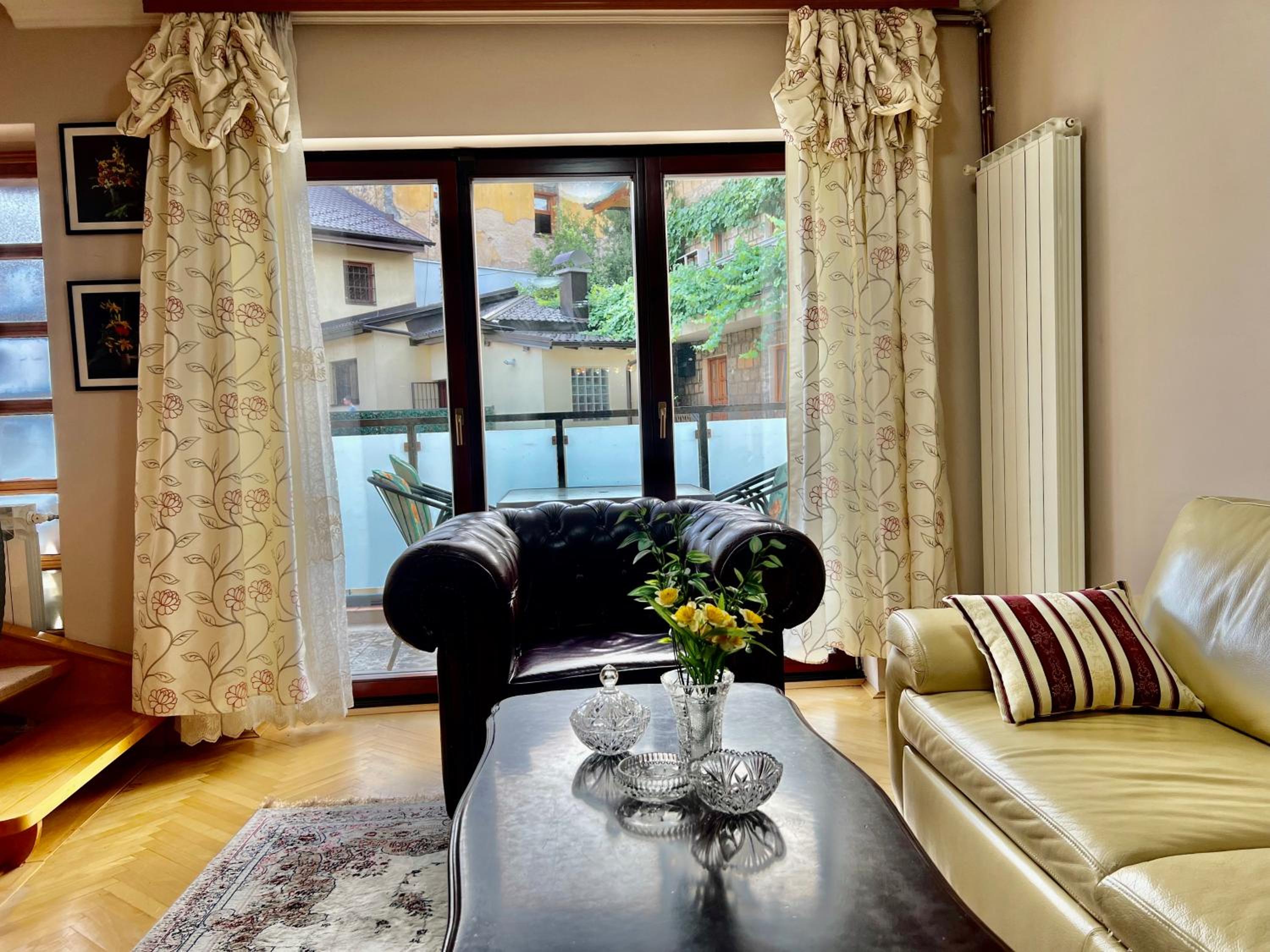 Residential Old Town Villa with Private Parking