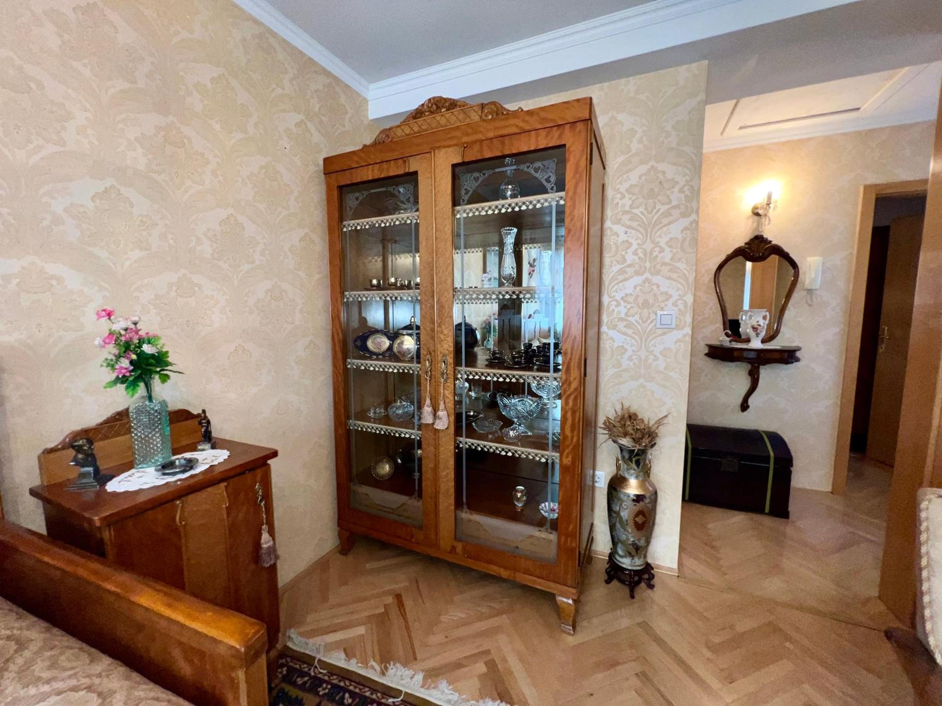 Residential Old Town Villa with Private Parking
