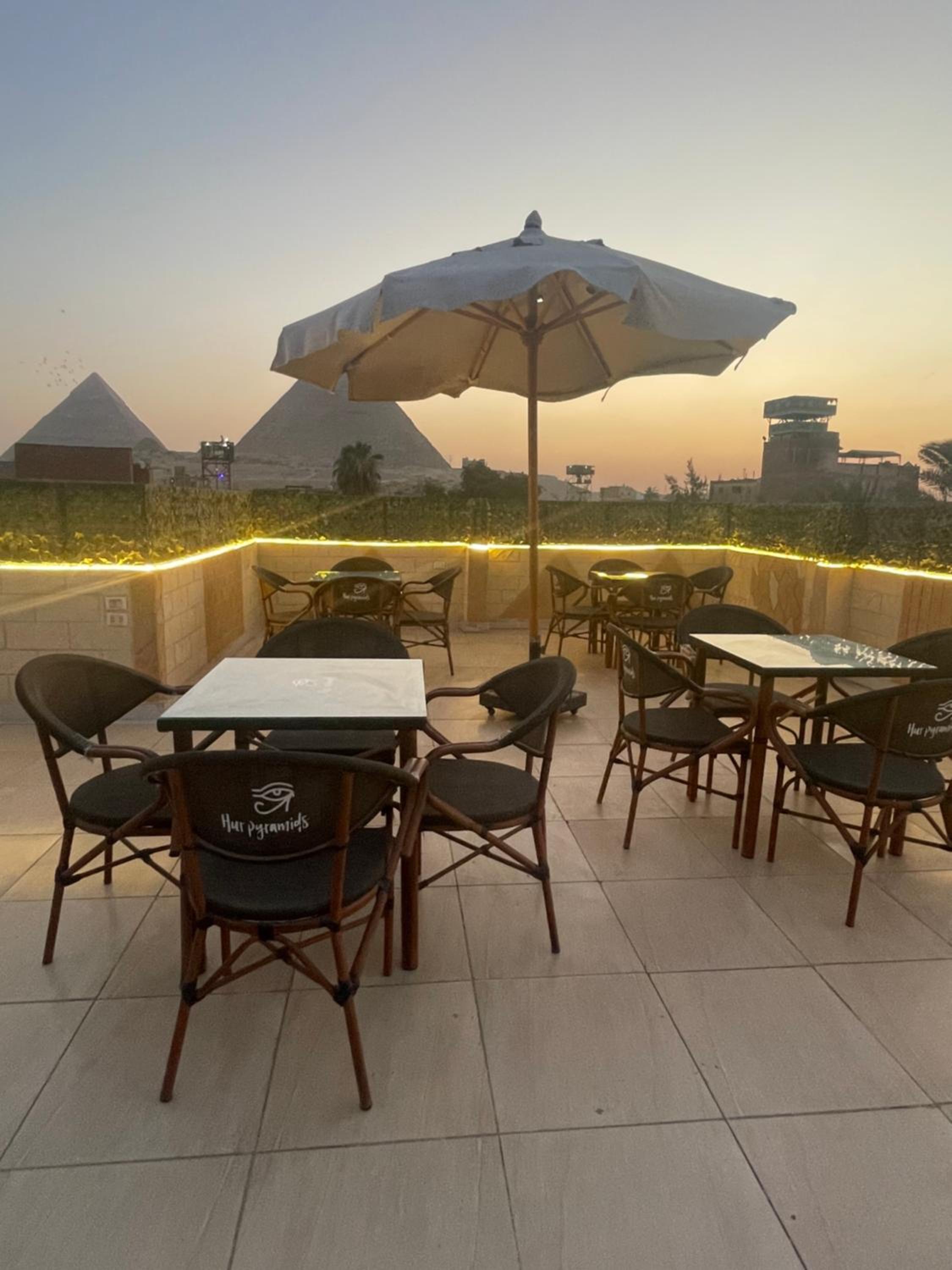 Hur Pyramids land inn