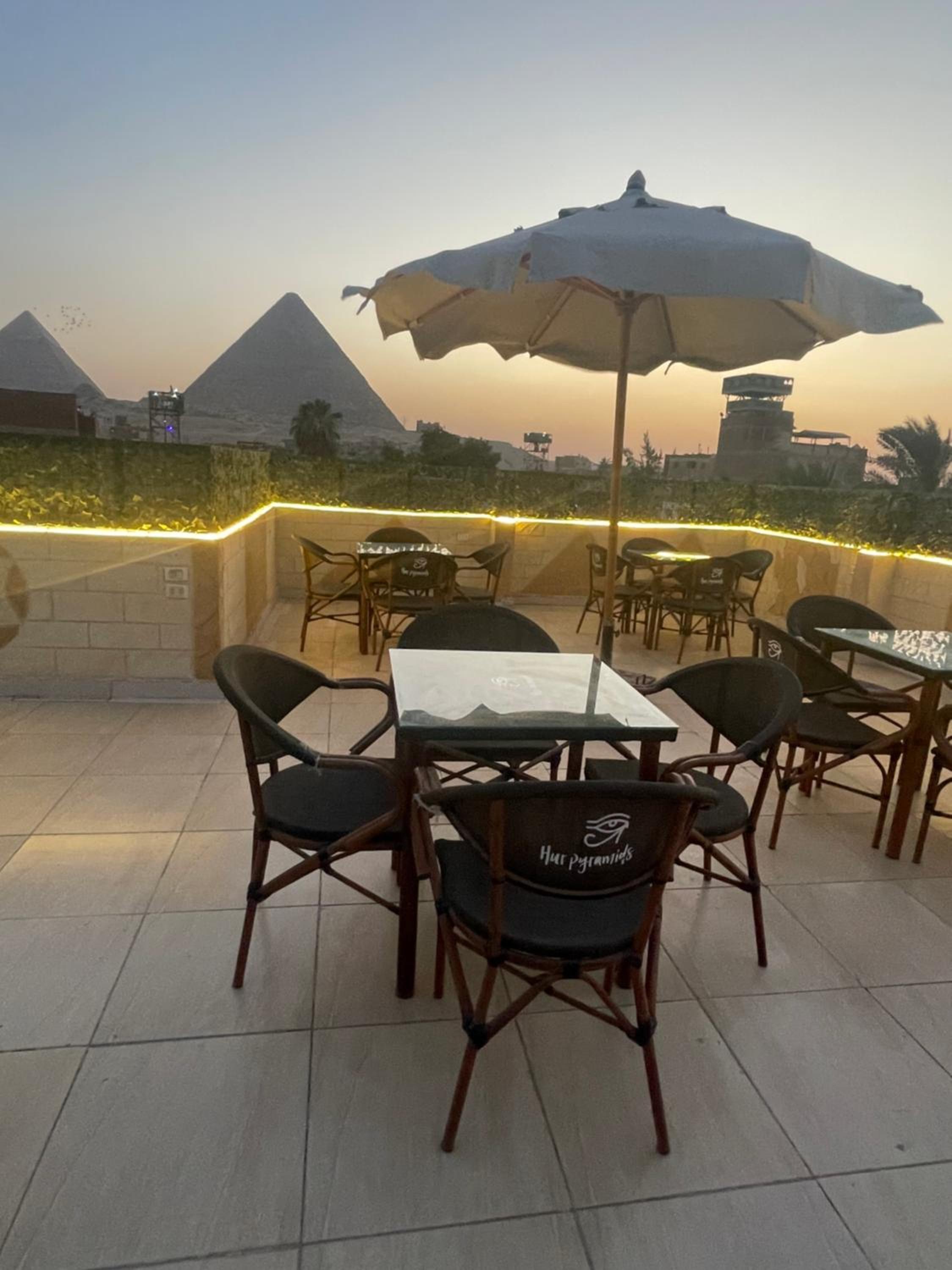 Hur Pyramids land inn