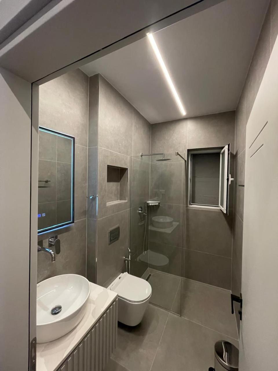 Tomas Apartments