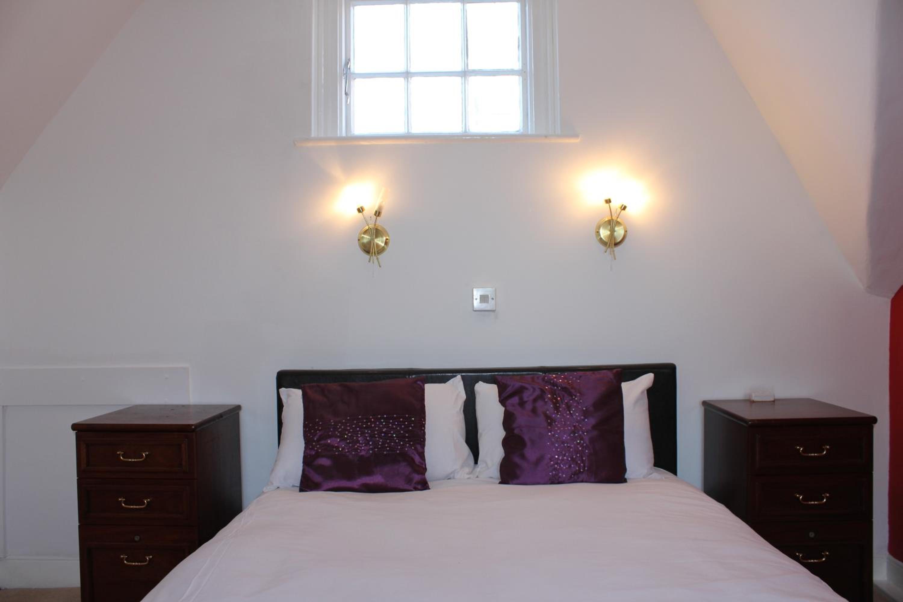 Bishops Stortford Vacations - The George Hotel Stansted Airport - Property Image 2