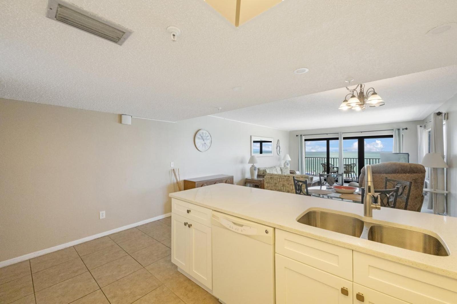 Direct Beachfront 1b 1b Corner - Sandy Shores #305
