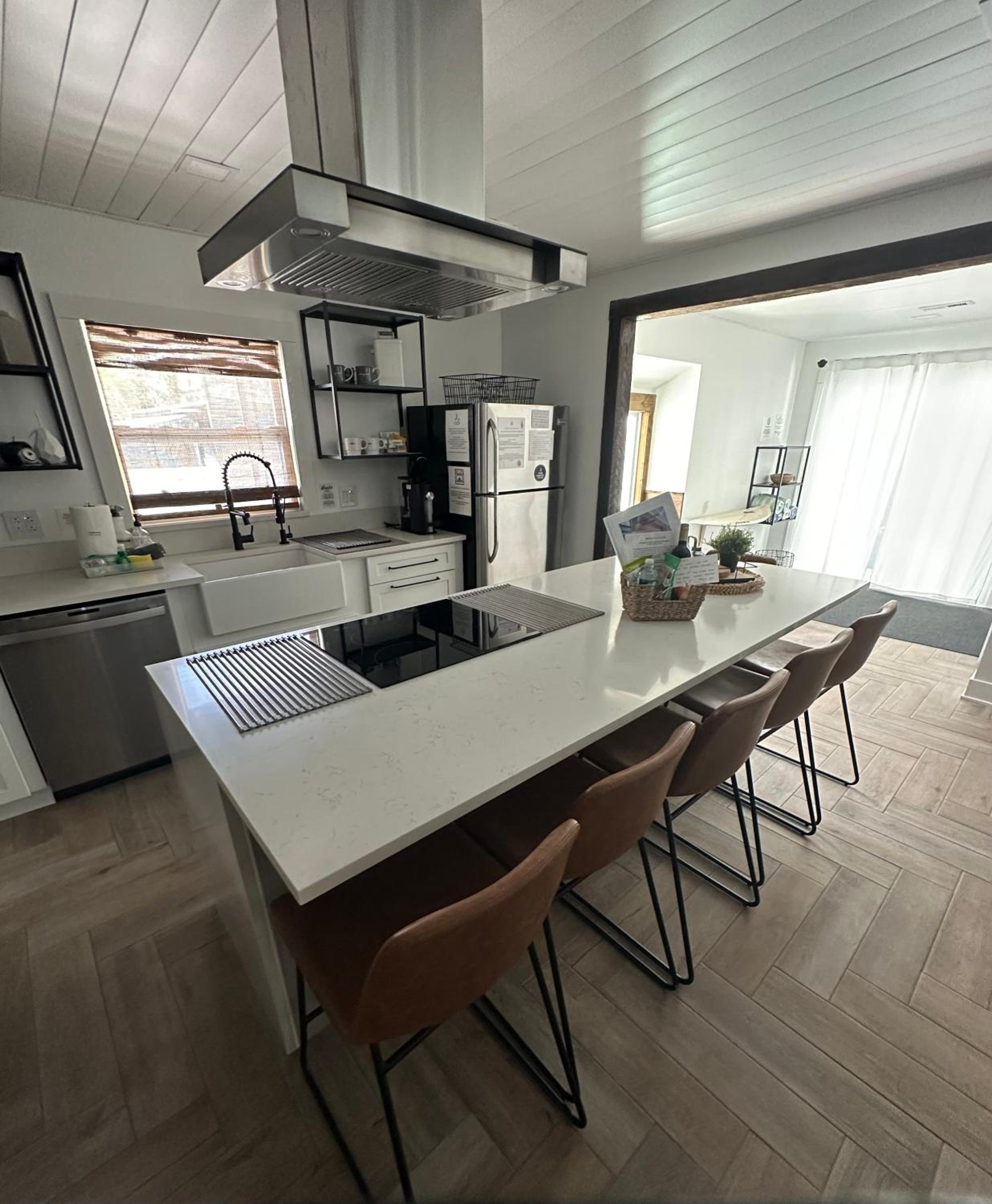 Heated saltwater CAGED pool, New remodeled house, beach, fishing view 4