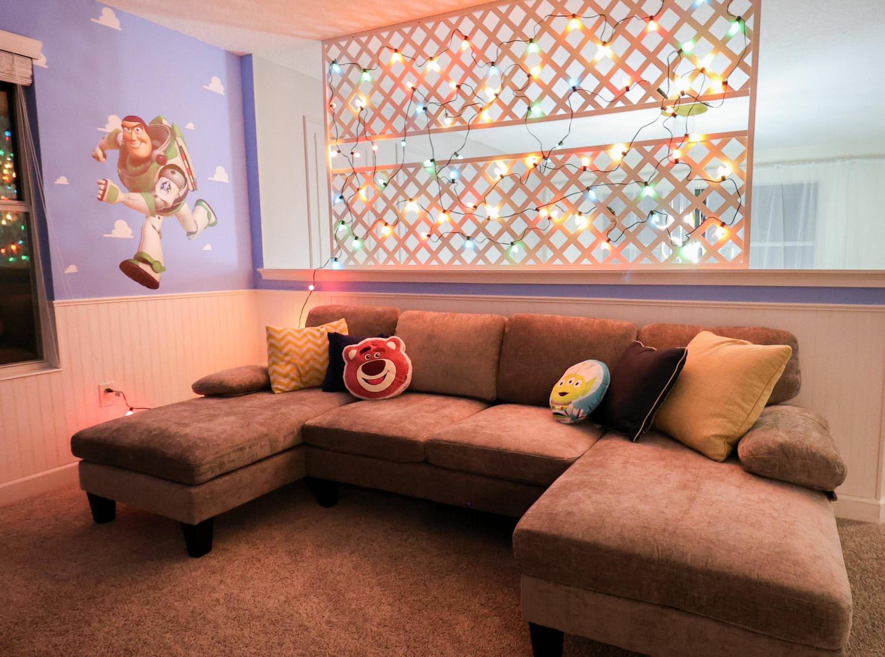 Themed 5BD Home Movie and Game Room 4726