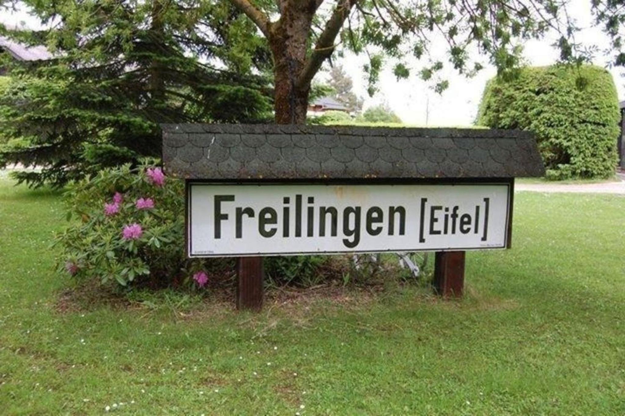 Eifelhäuschen am Waldrand