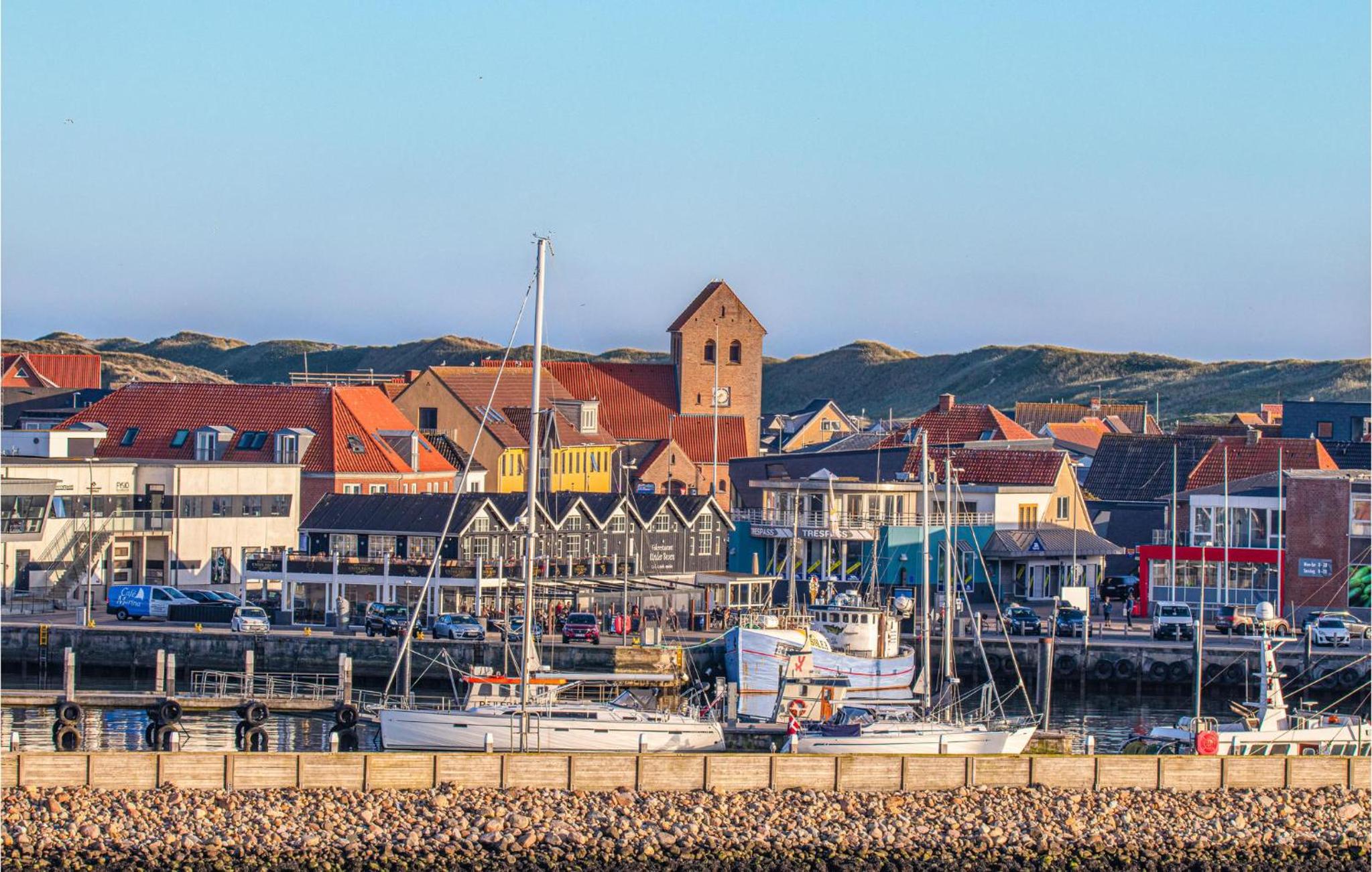 Cozy Home In Hvide Sande