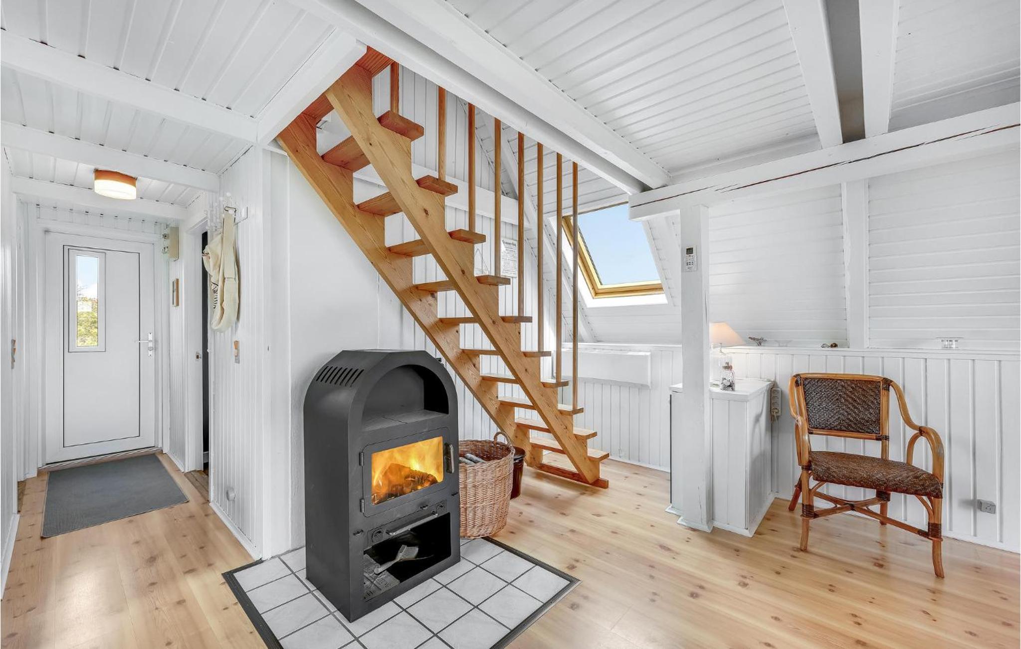 Cozy Home In Hvide Sande