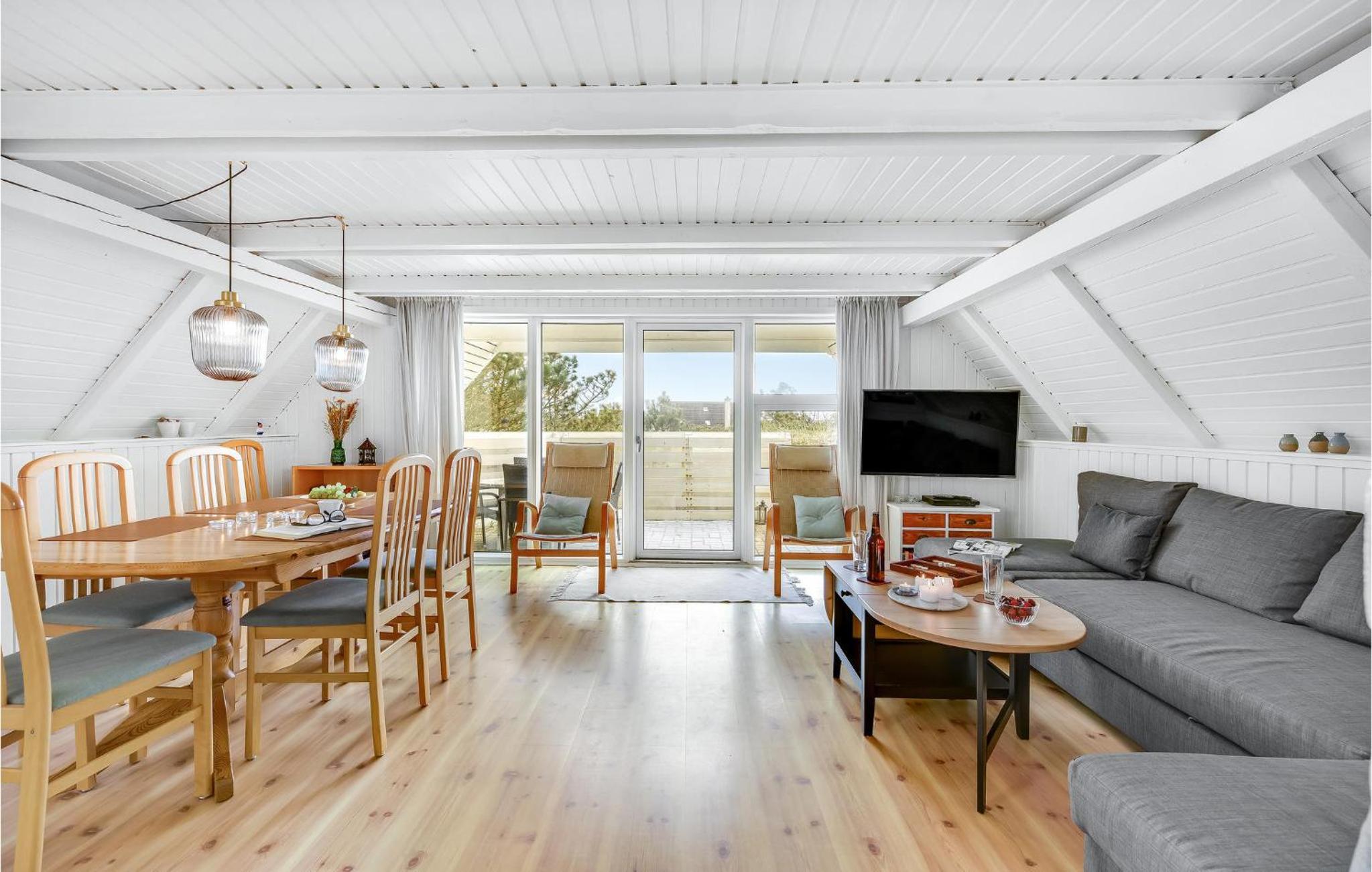 Cozy Home In Hvide Sande