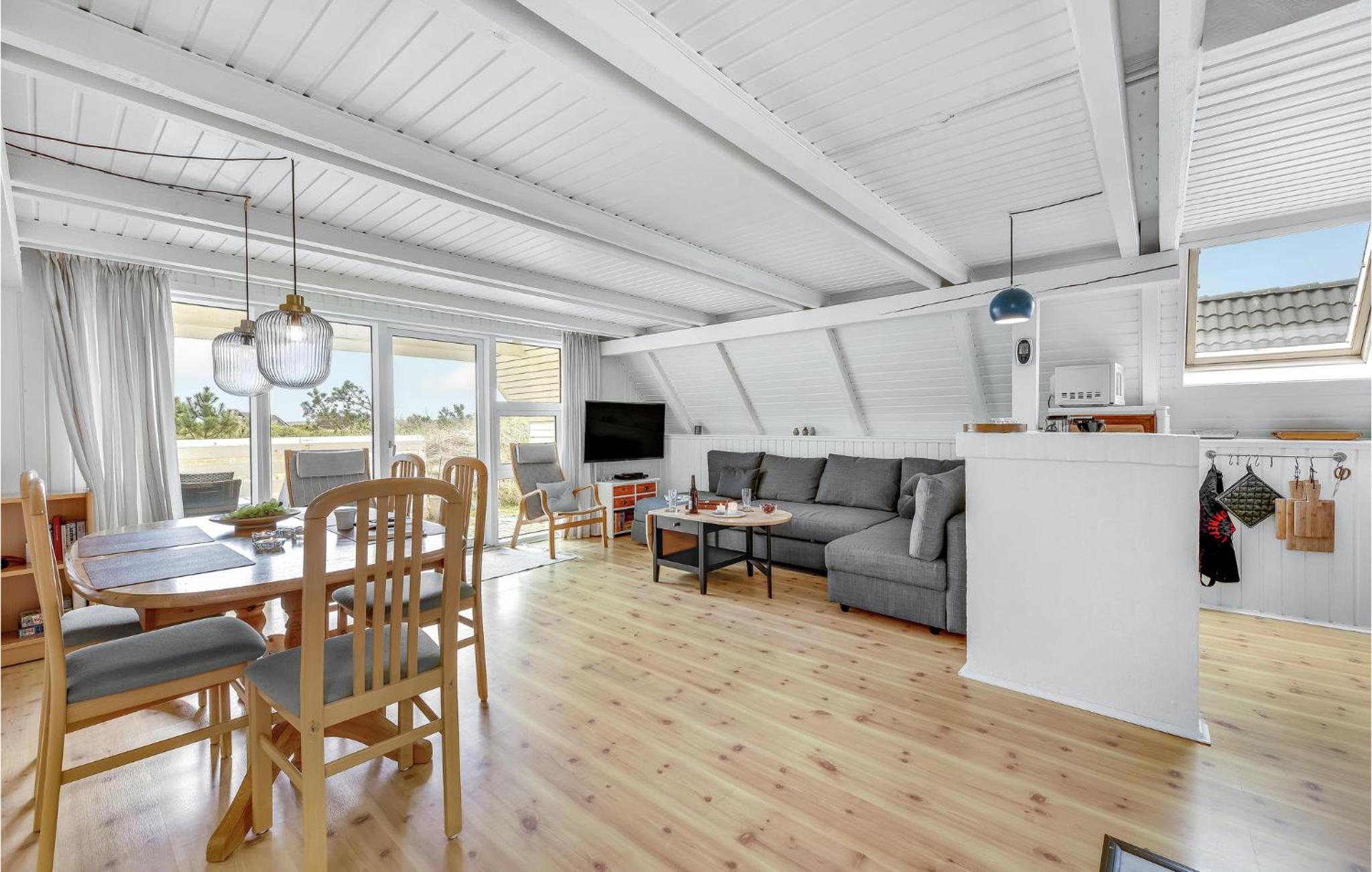 Cozy Home In Hvide Sande