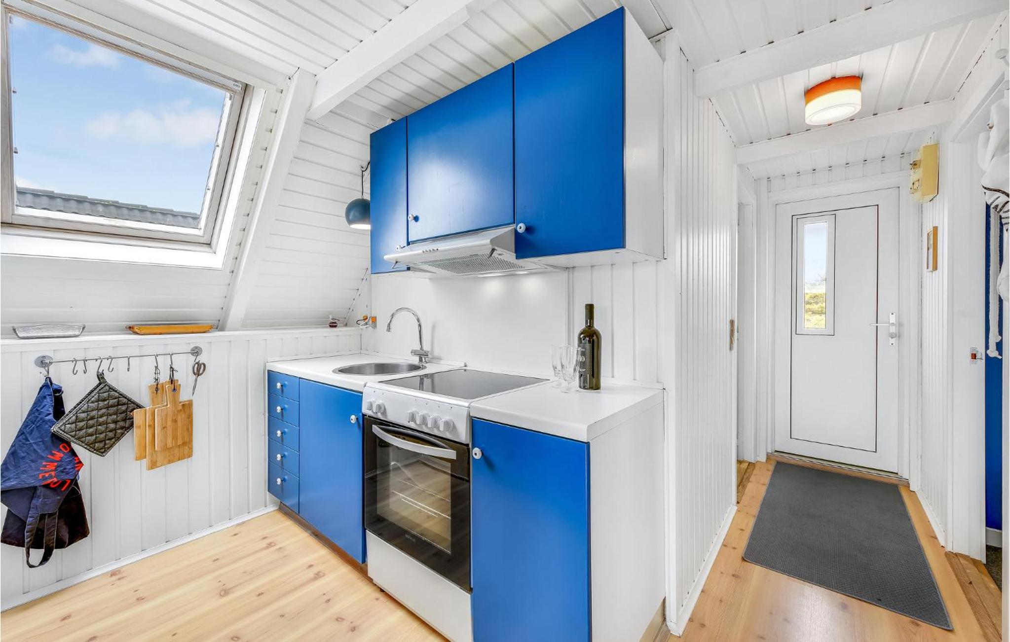 Cozy Home In Hvide Sande