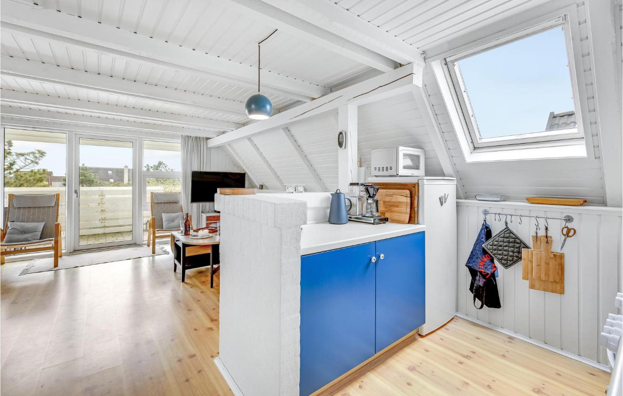 Cozy Home In Hvide Sande