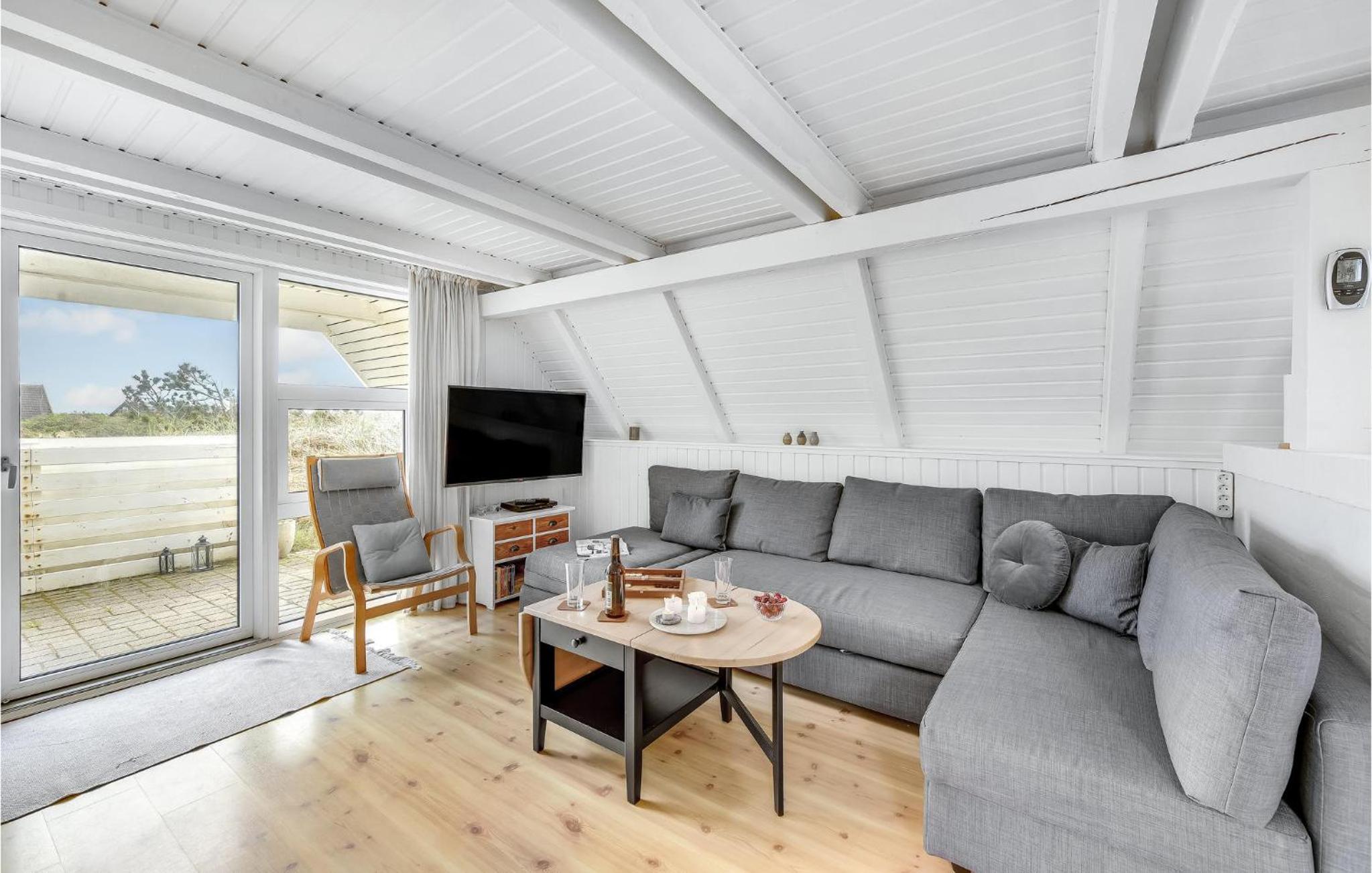 Cozy Home In Hvide Sande
