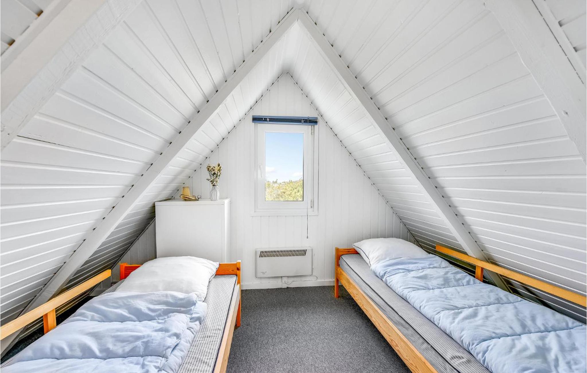 Cozy Home In Hvide Sande
