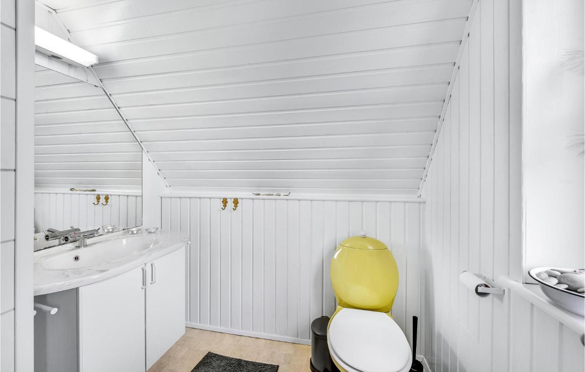 Cozy Home In Hvide Sande