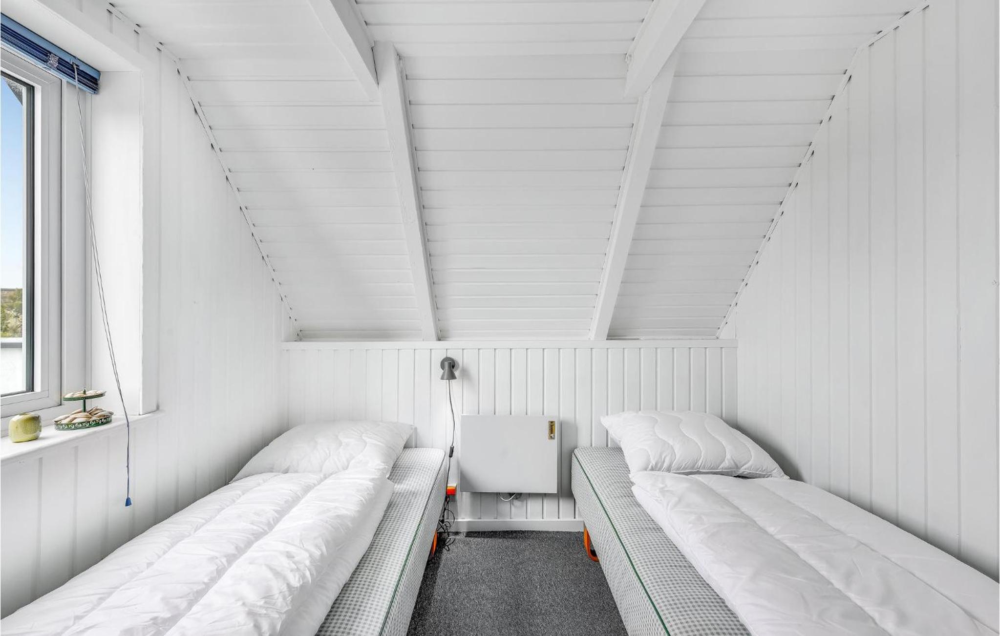 Cozy Home In Hvide Sande