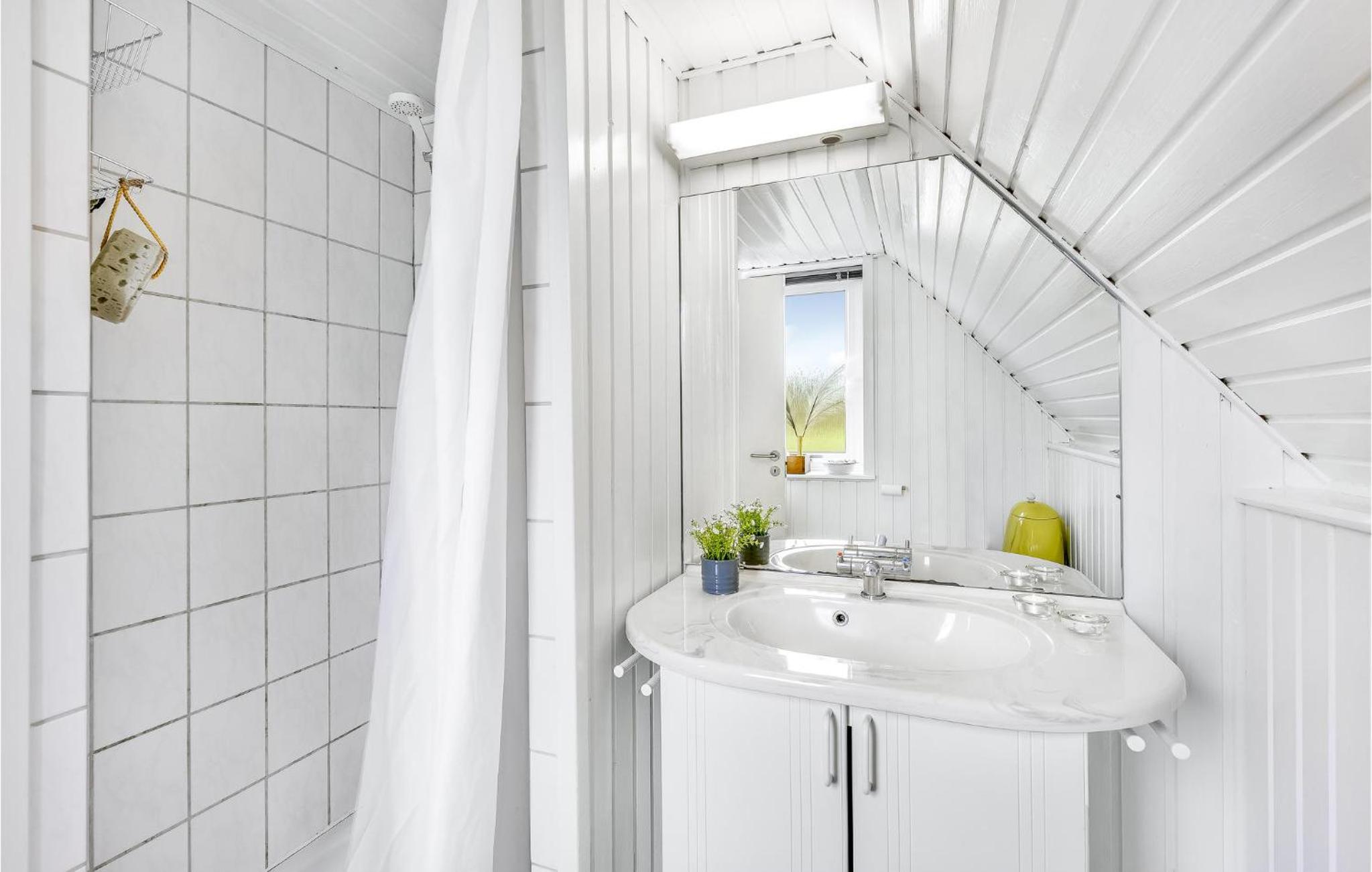 Cozy Home In Hvide Sande