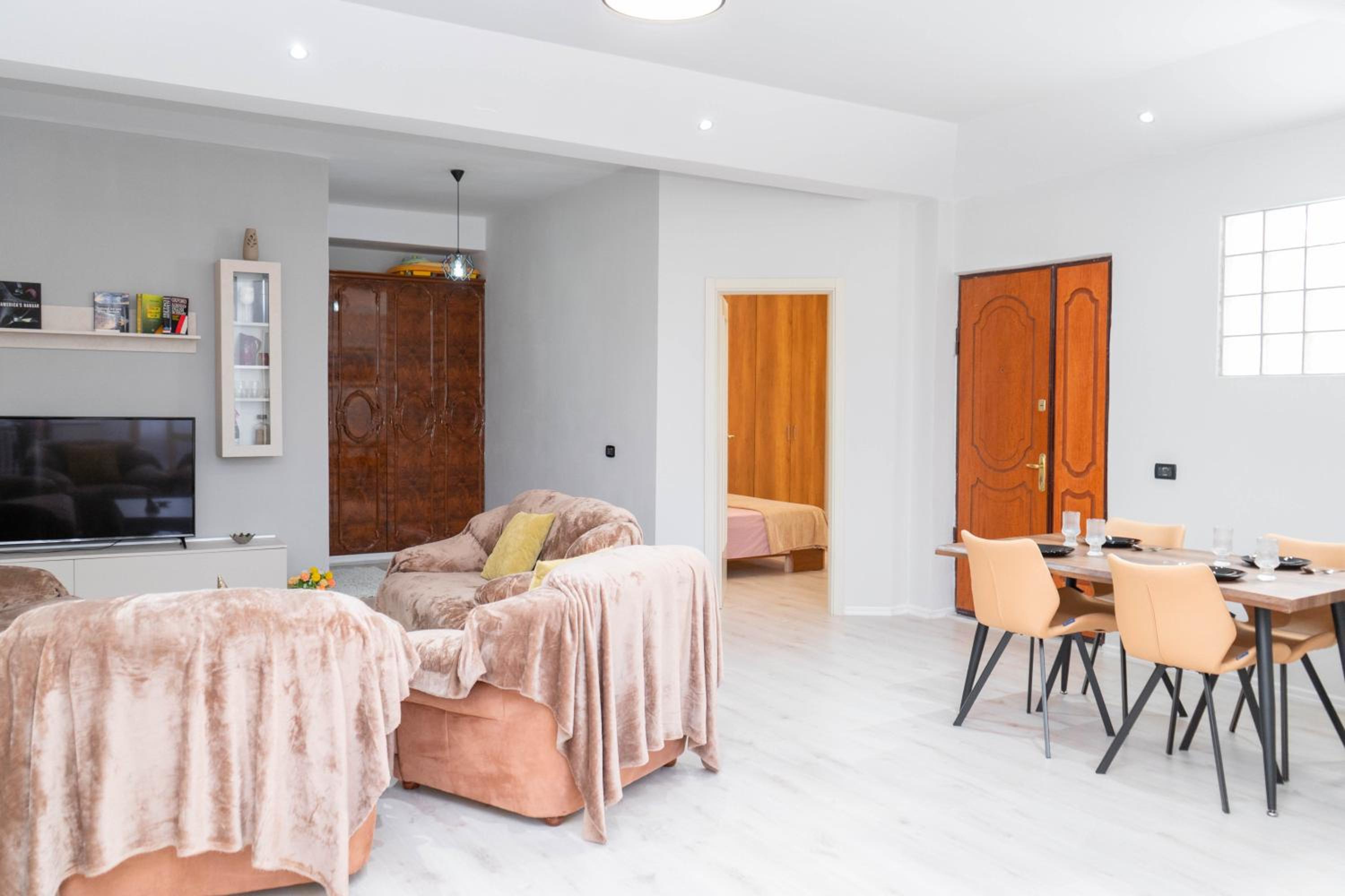 Spacious & Relaxing Home with Free Parking photo 5