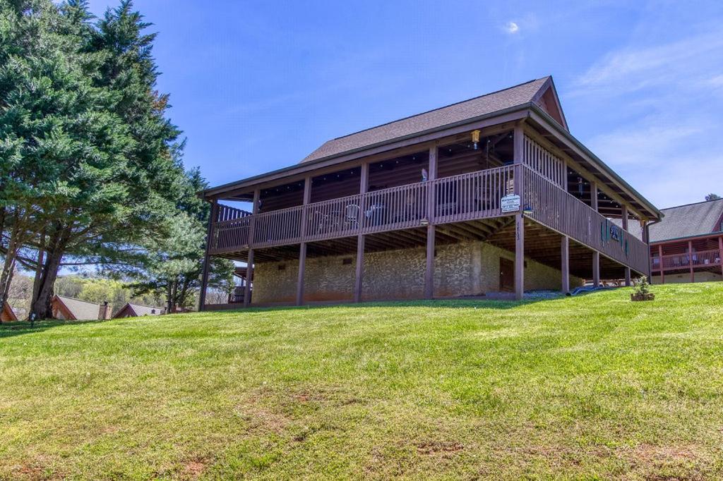 Minutes to Dollywood &The Island in Pigeon Forge Hot tubOutdoor FirepitGas GrillIndoor Fireplace view 5