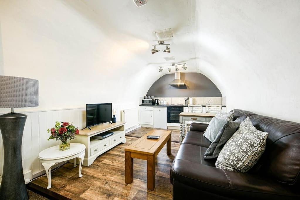 Unique 1 Bedroom apartment-Bath view 2