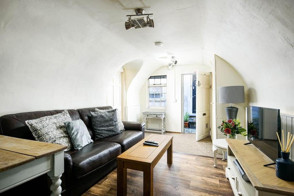 Unique 1 Bedroom apartment-Bath view 4
