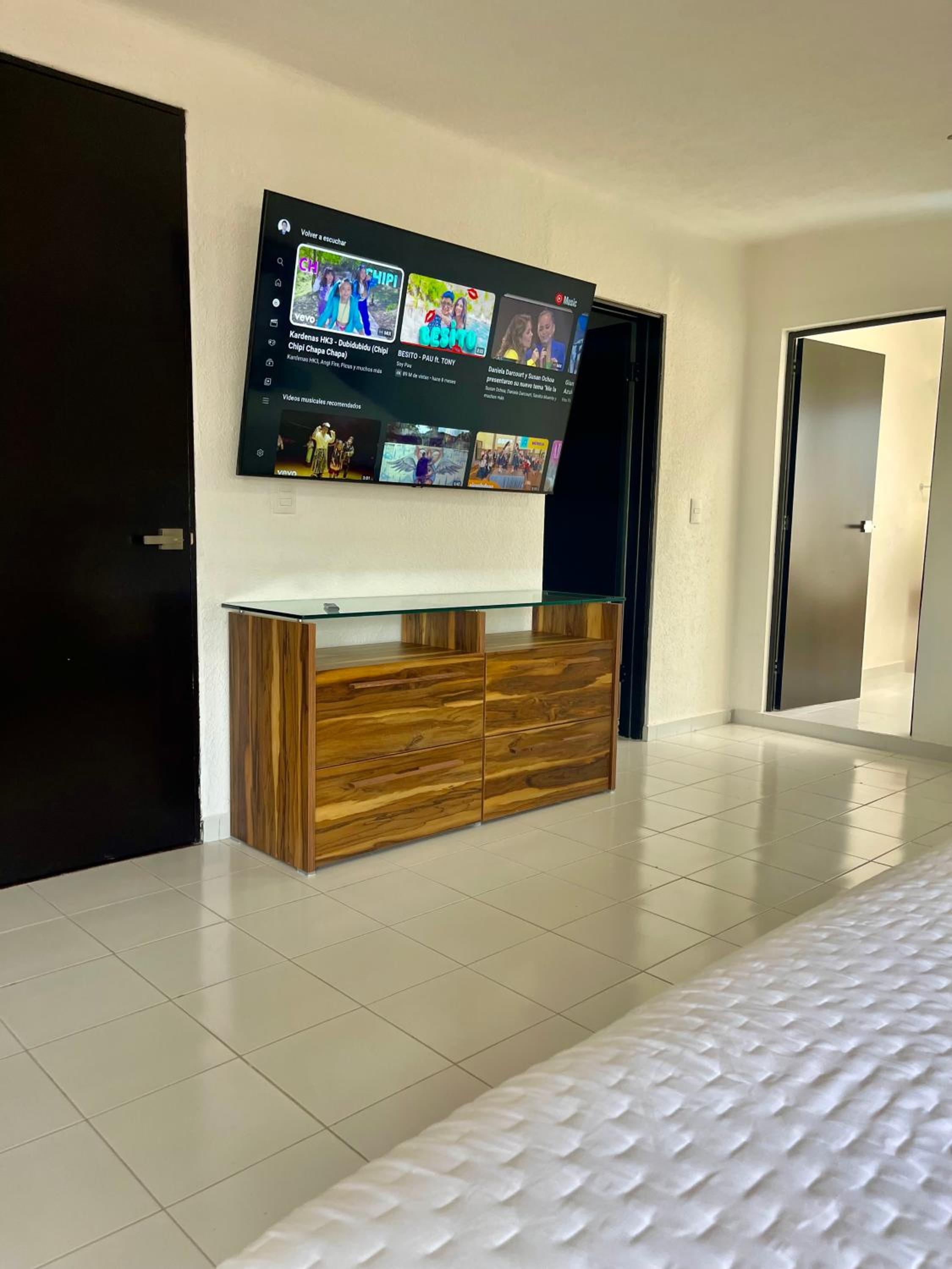 Deco 6B Modern Studio Great Location