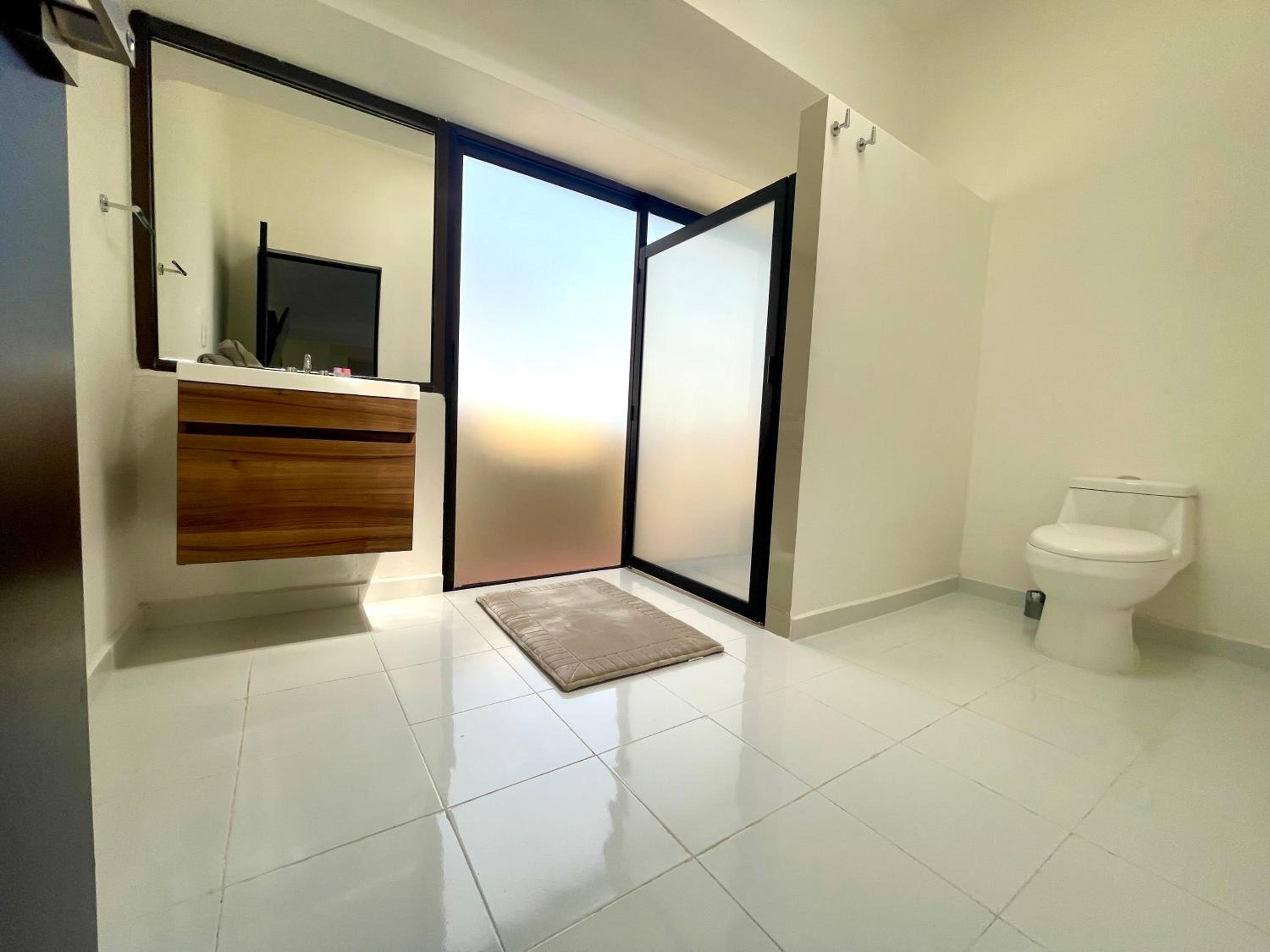 Deco 6B Modern Studio Great Location