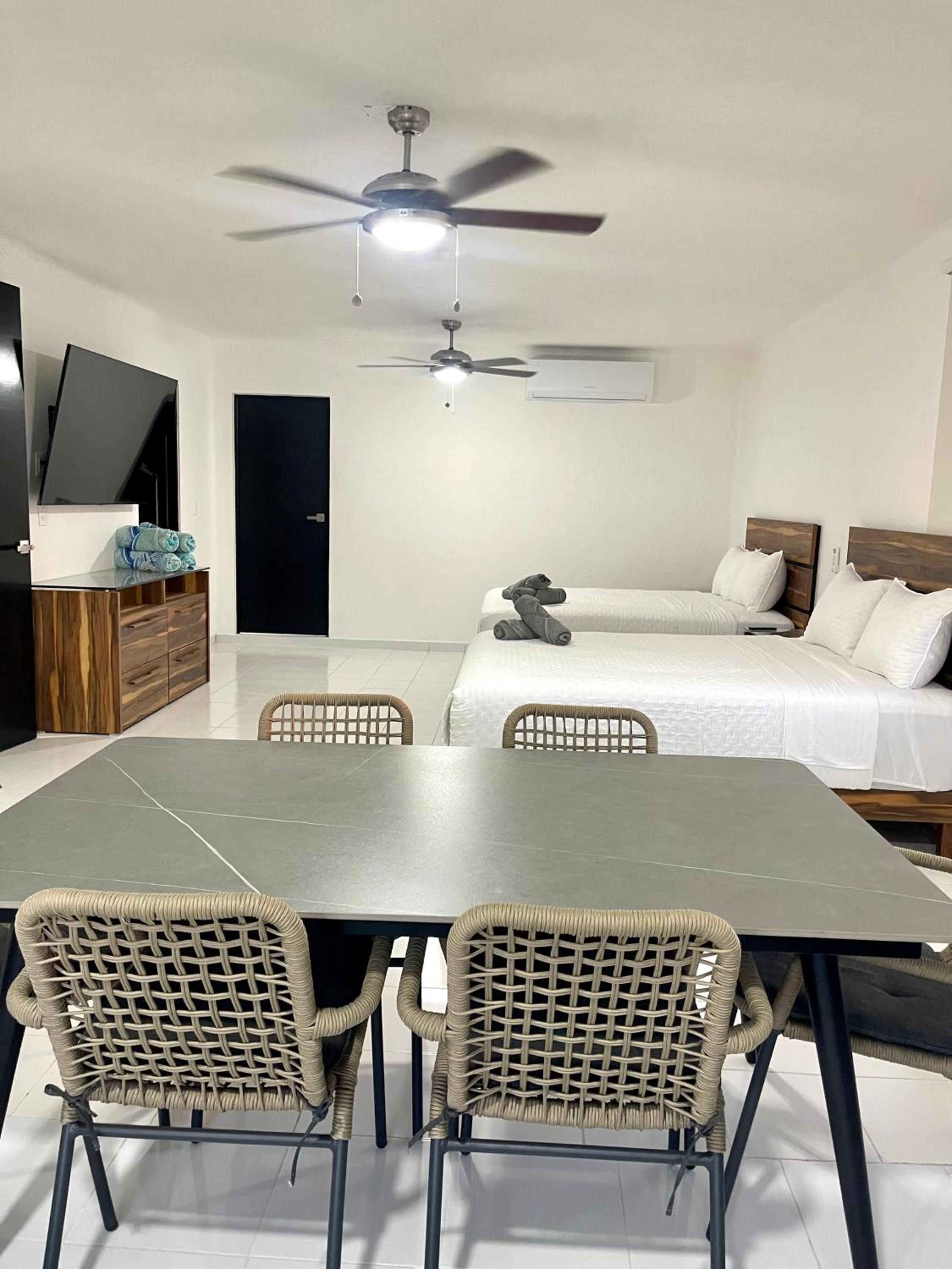 Deco 6B Modern Studio Great Location