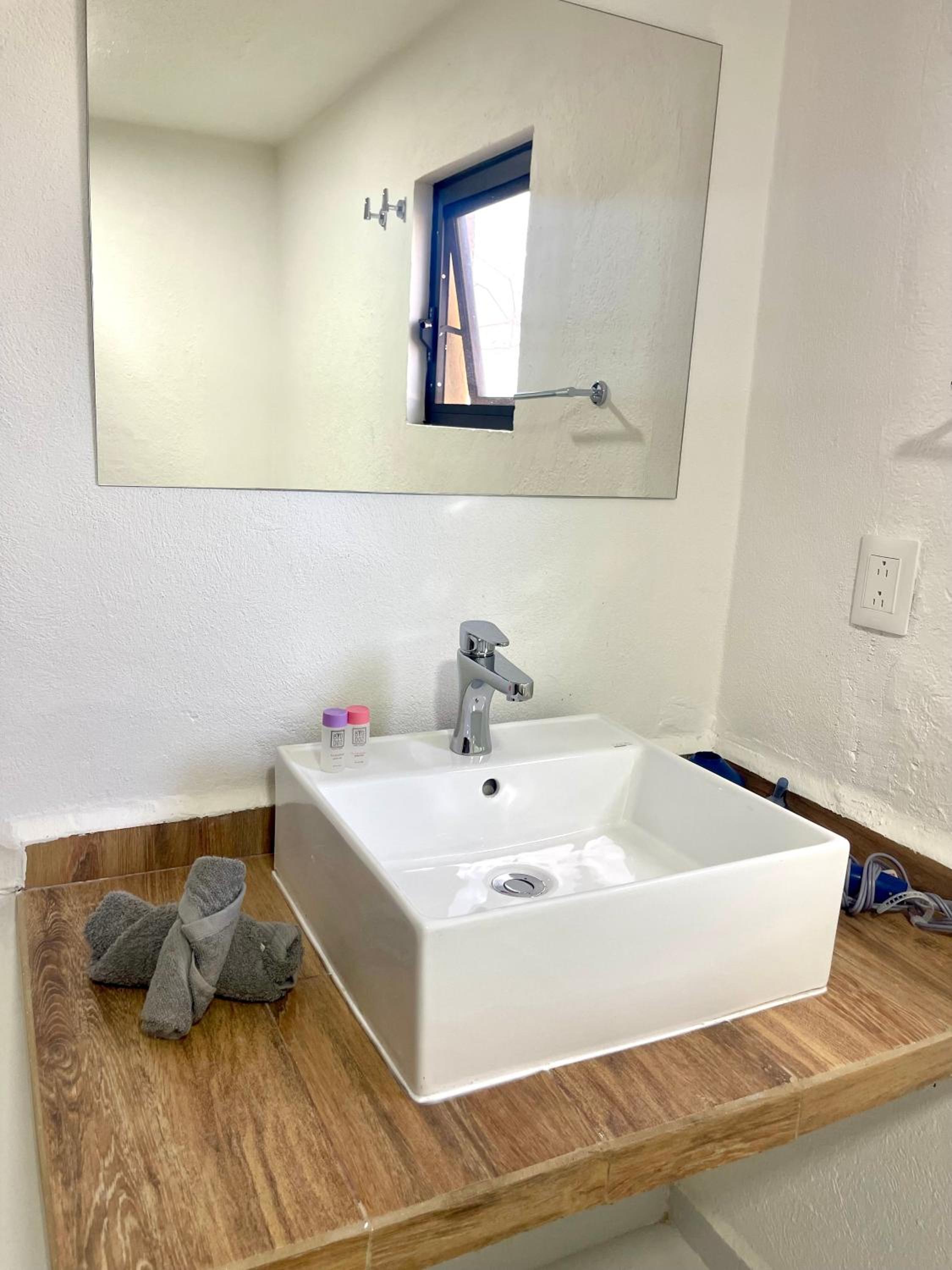Deco 6B Modern Studio Great Location