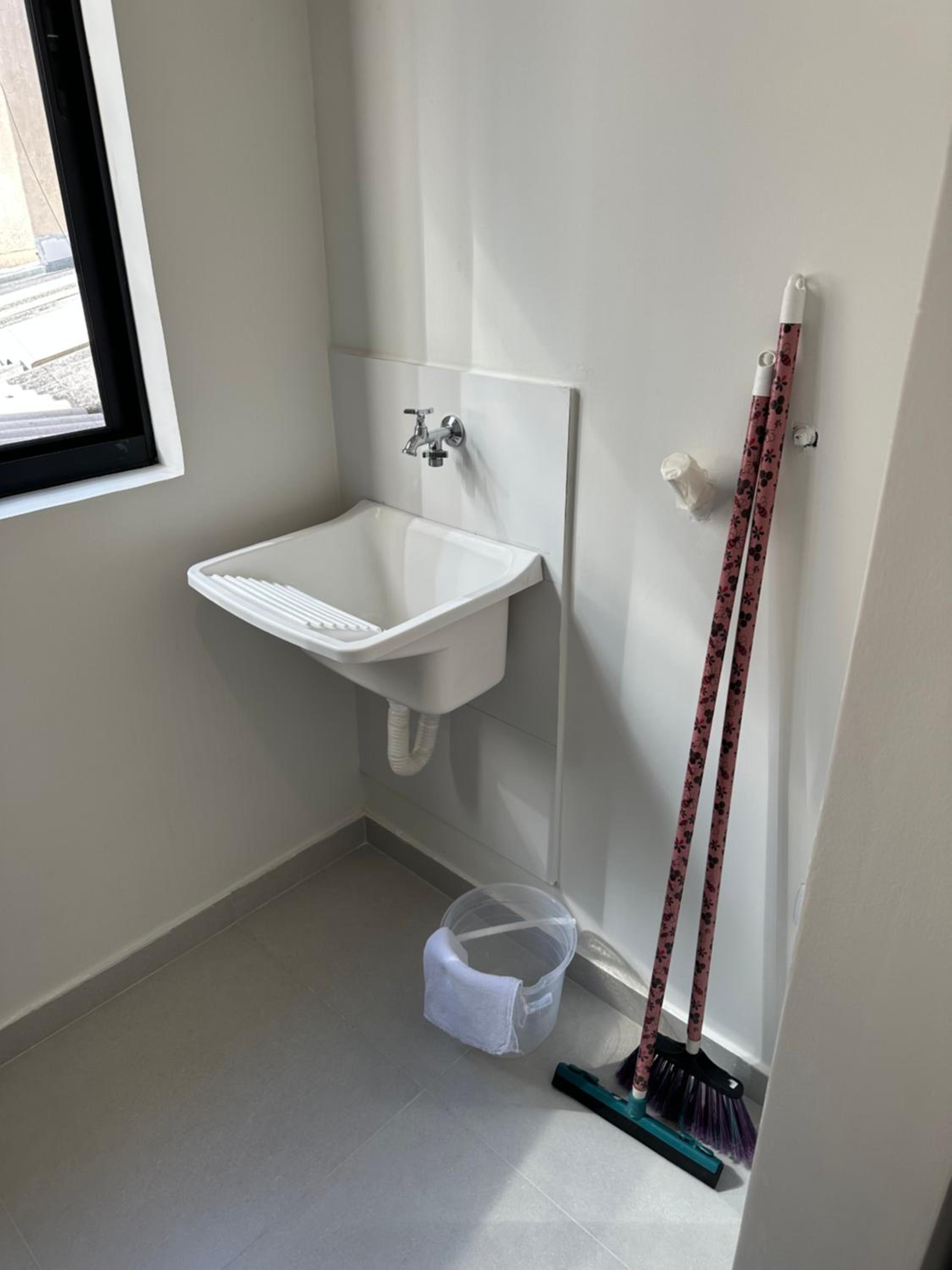 Apartamento dois quartos com garagem no centro de Curitiba