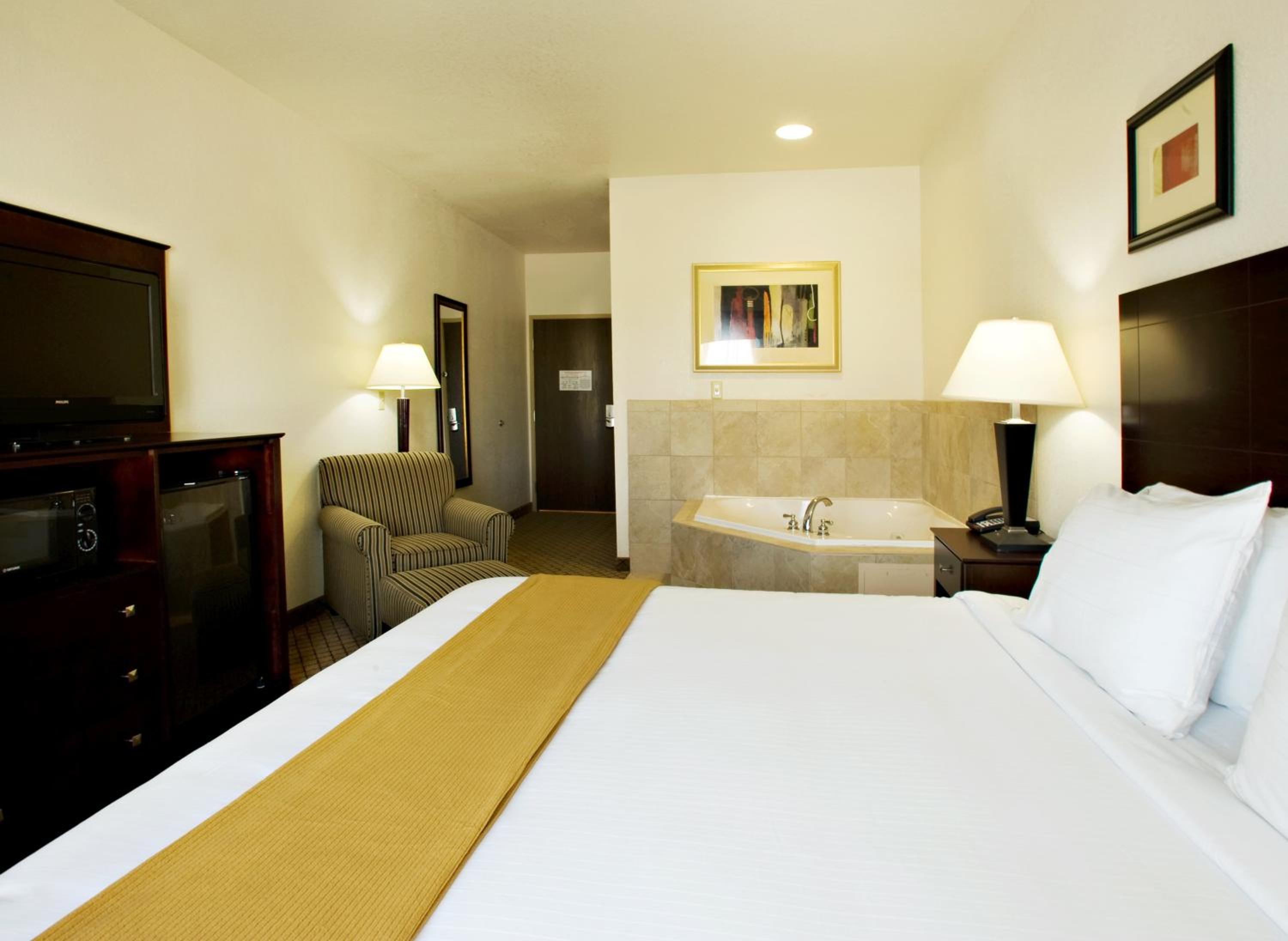 Childress Vacations - Holiday Inn Express Childress, an IHG Hotel - Property Image 30