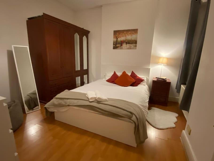 3 bedroom Lauderdale Mansions