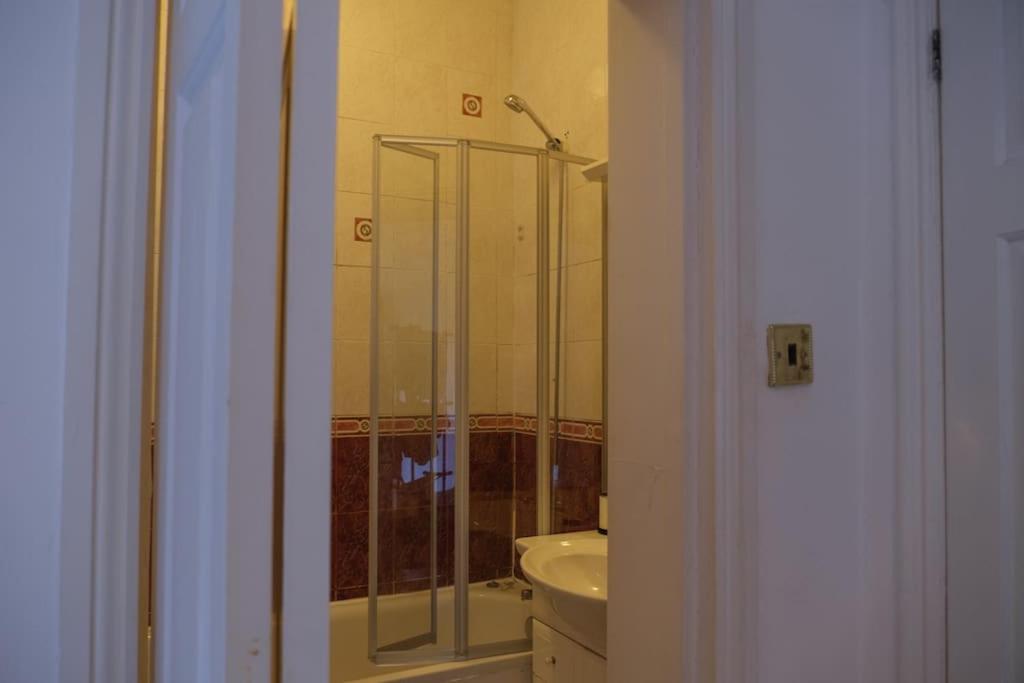 3 bedroom Lauderdale Mansions