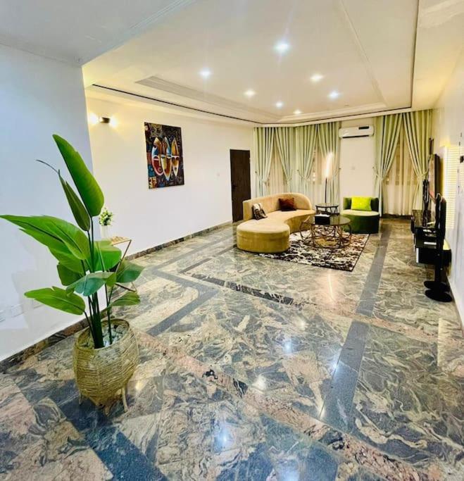 Luxury Oasis 2 - Entire 2 Bedroom Apartment in Abuja with Pool, Gym, WiFi, Balcony, and Garden view 2