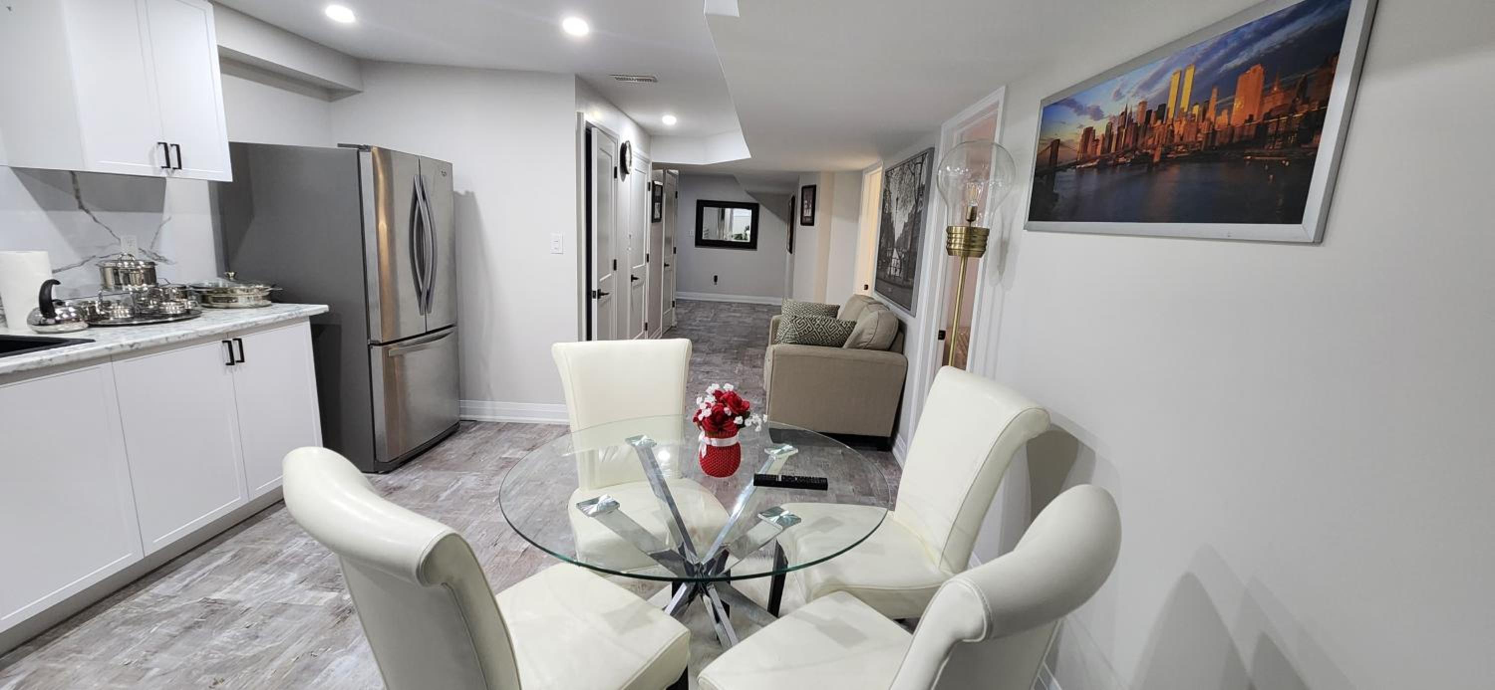 Kitchener Vacations - Cozy 2 Bedroom Home with Private Side Entrance  Self Check-in Kitchener - Property Image 1