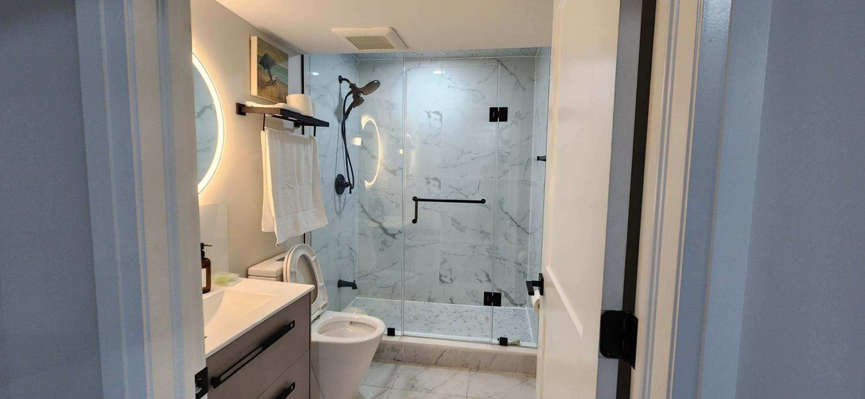 Kitchener Vacations - Cozy 2 Bedroom Home with Private Side Entrance  Self Check-in Kitchener - Property Image 25