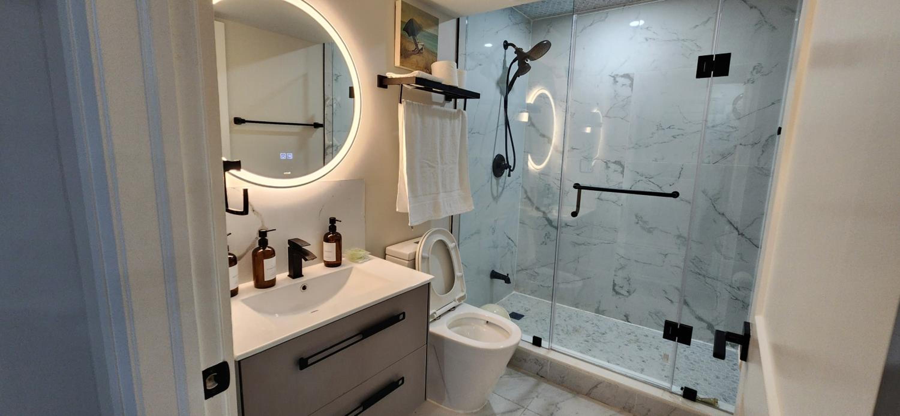 Kitchener Vacations - Cozy 2 Bedroom Home with Private Side Entrance  Self Check-in Kitchener - Property Image 2