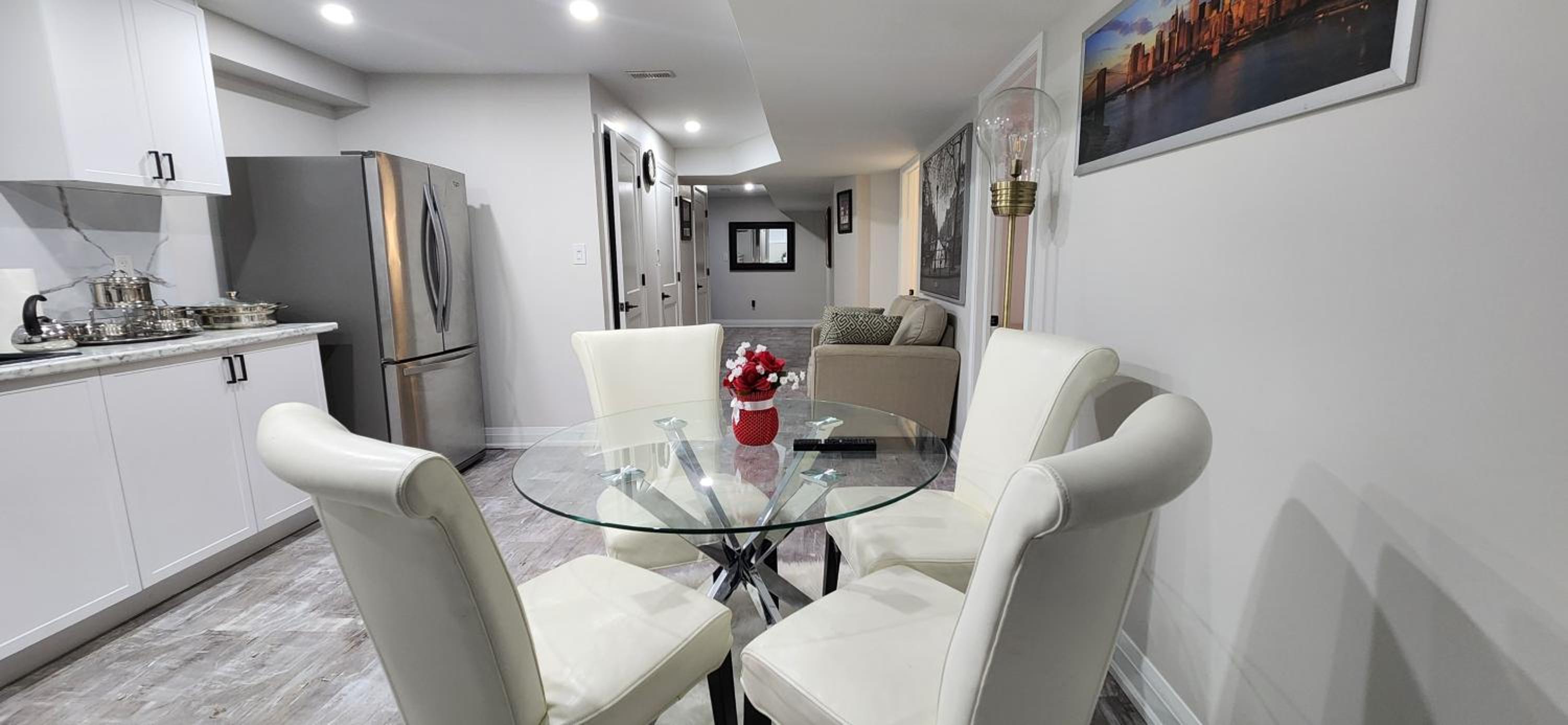 Kitchener Vacations - Cozy 2 Bedroom Home with Private Side Entrance  Self Check-in Kitchener - Property Image 24