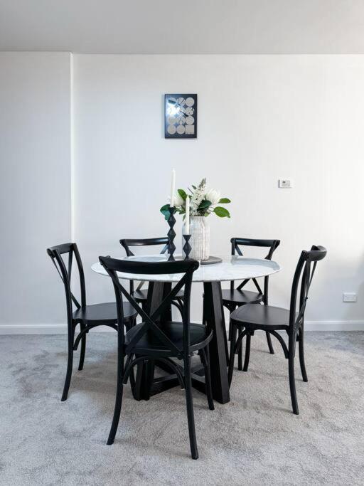 Chic Modern Oasis - Steps from Darling Harbour