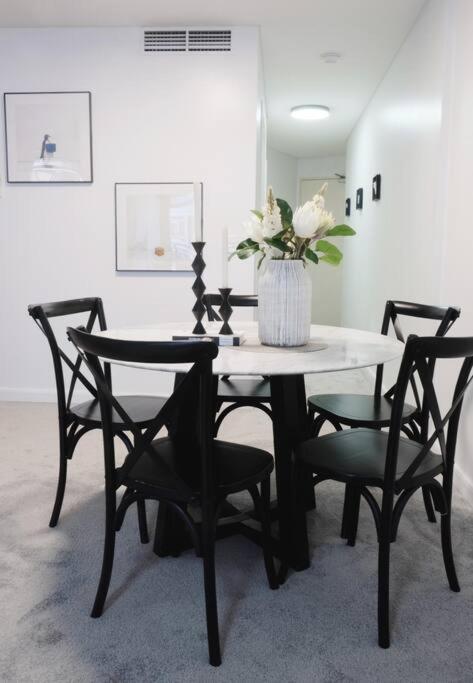 Chic Modern Oasis - Steps from Darling Harbour