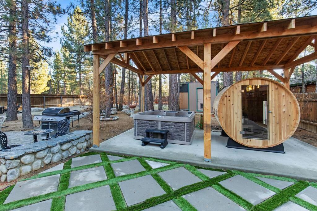 Mountain Retreat With A Jacuzzi & Sauna view 2