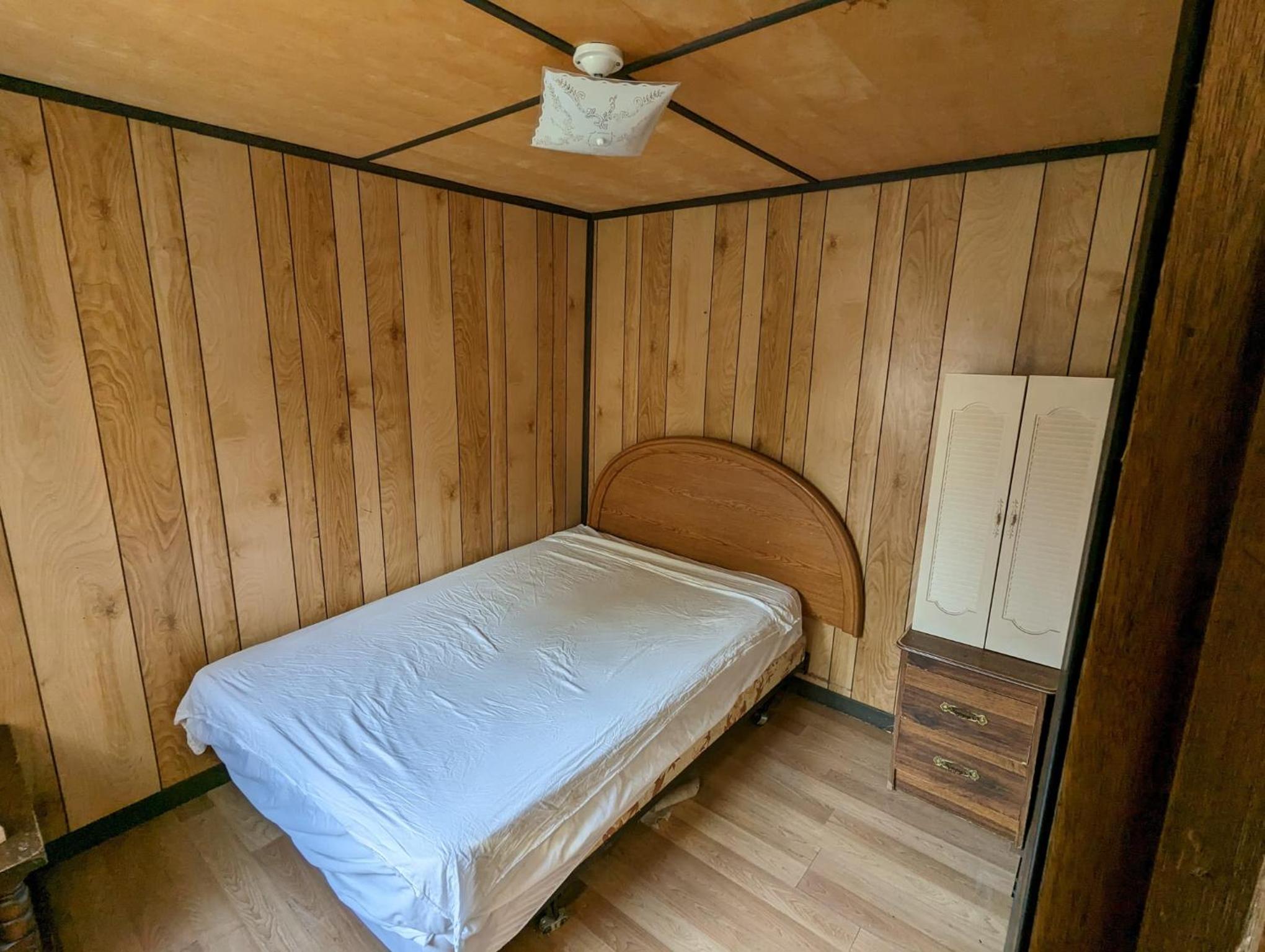 Tiny Wood Cottage 09
