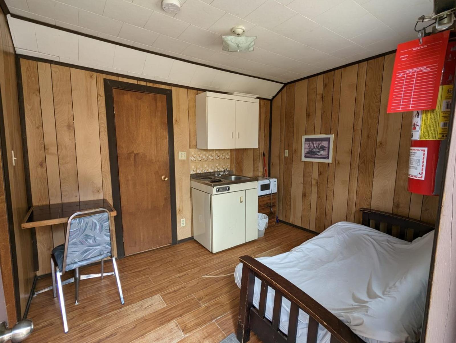 Tiny Wood Cottage 10