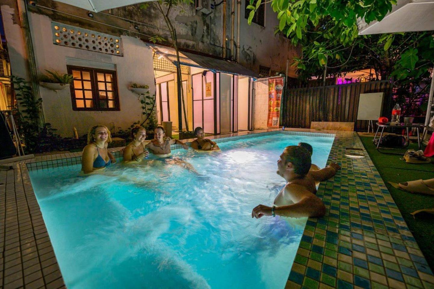 The Manor by Mingle - Poolside Access Next Door