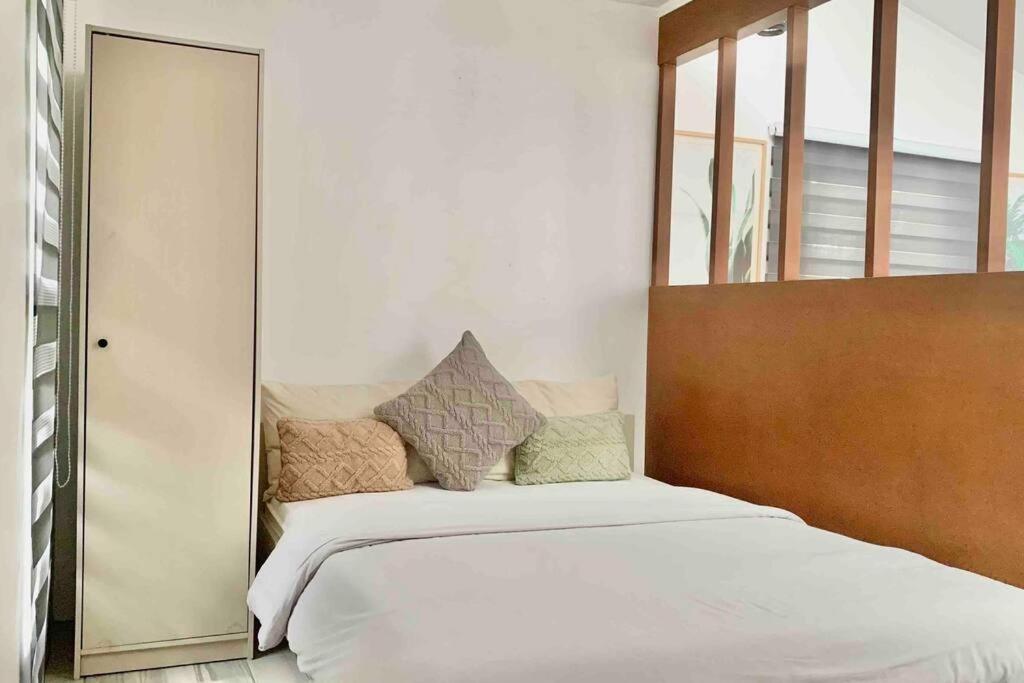 Romantic Cabin Retreat with Garden View and Free Parking view 2