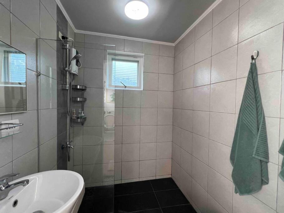 Romantic Cabin Retreat with Garden View and Free Parking view 5